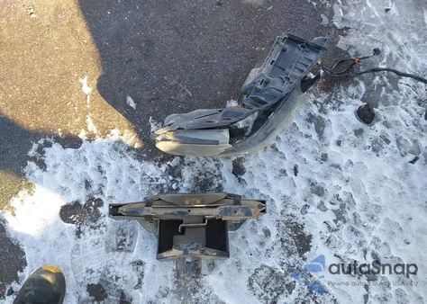 2004 Lincoln Town Car Ultimate z USA, uszkodzony, nr VIN 1LNHM83W14Y688664